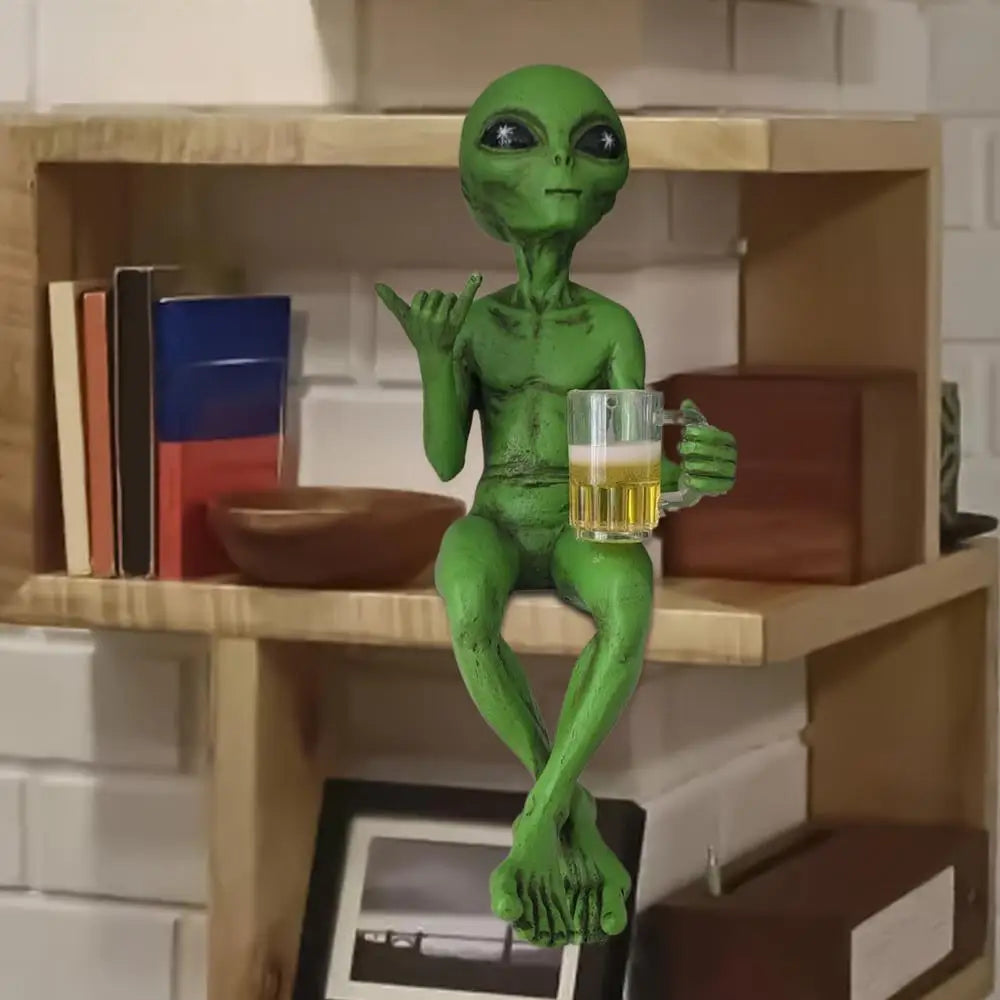 🛸🍺 “Alien Chill Vibes” Funny Alien Beer Statue – Resin Desktop & Garden Decor