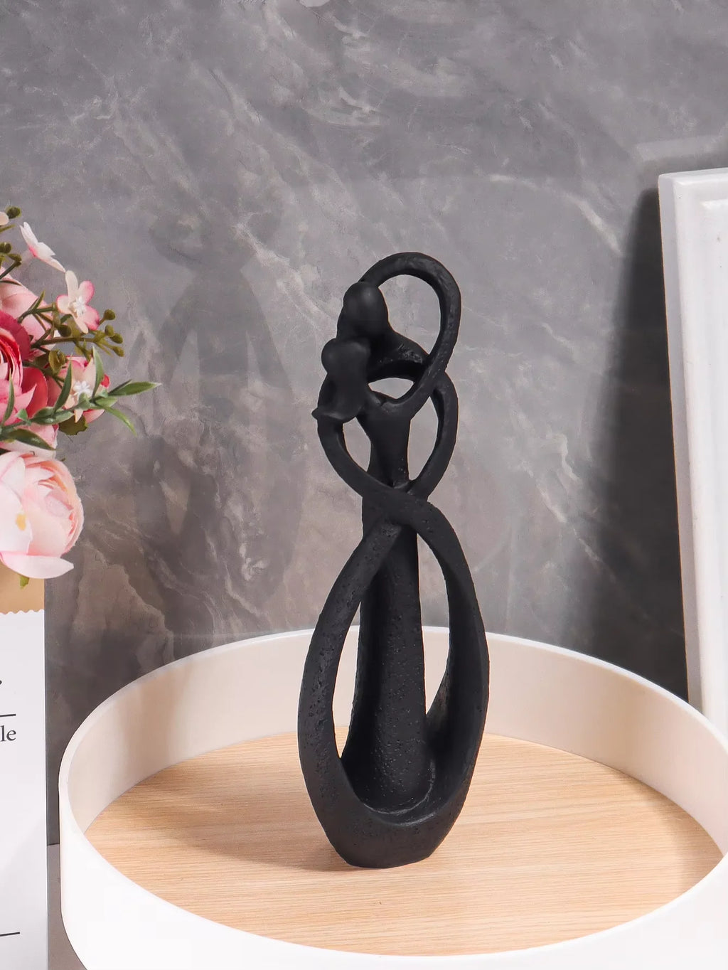 ❤️ Nordic Embracing Couple Sculpture – Modern Love Figurine