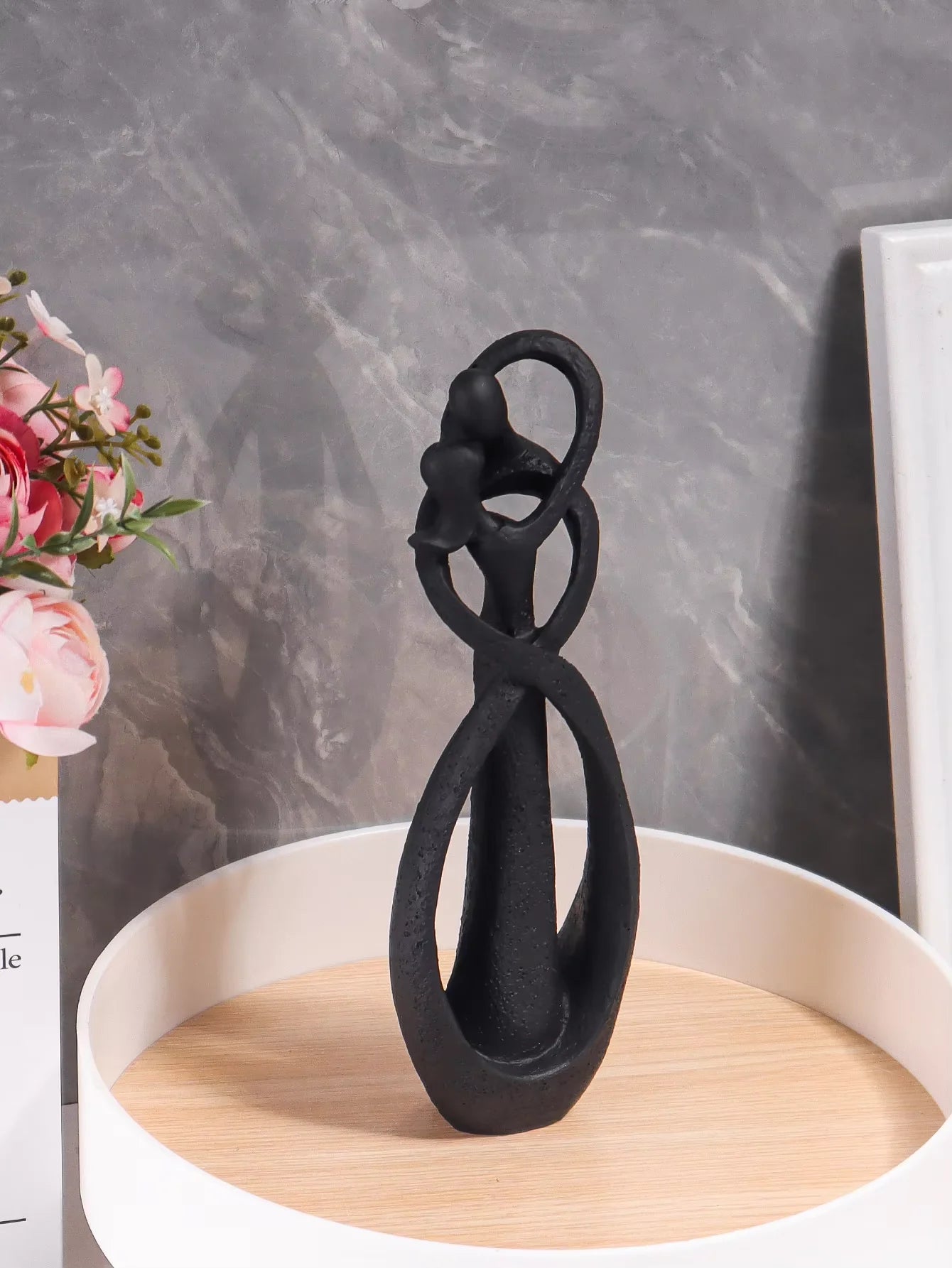 ❤️ Nordic Embracing Couple Sculpture – Modern Love Figurine