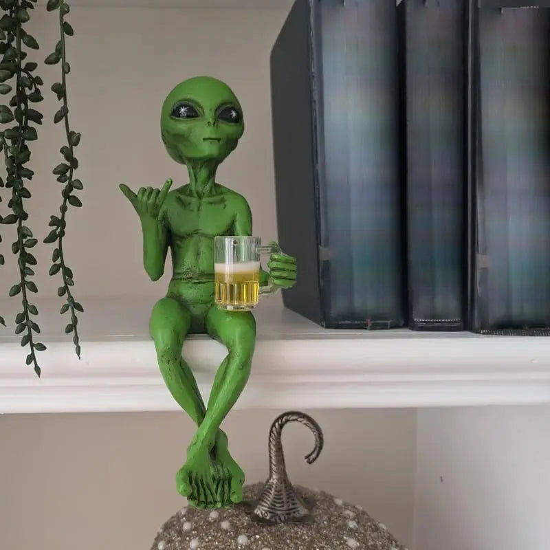 🛸🍺 “Alien Chill Vibes” Funny Alien Beer Statue – Resin Desktop & Garden Decor