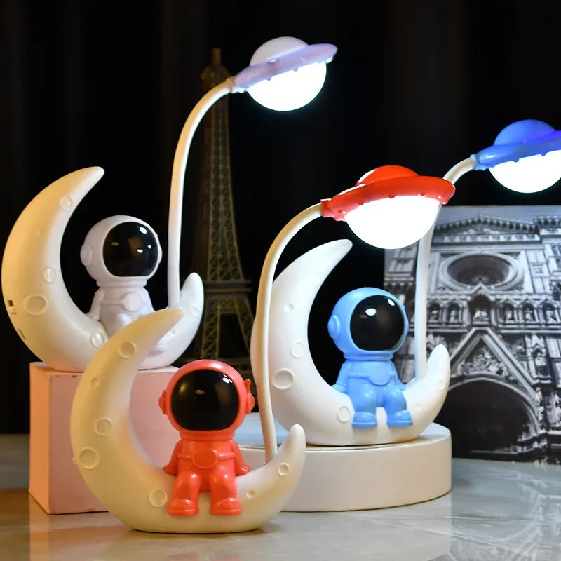 🌙✨ Astronaut Lamp on the Crescent - Creative Night Light from the Desk