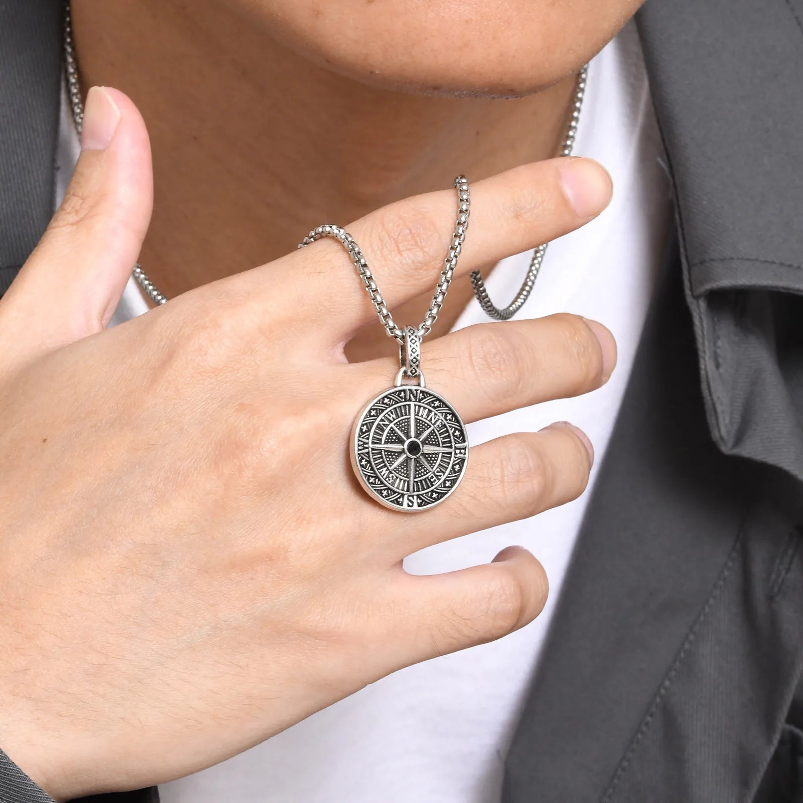 🌍✨ Compass Rose Pendant Necklace – Silver Men’s Amulet 🔗