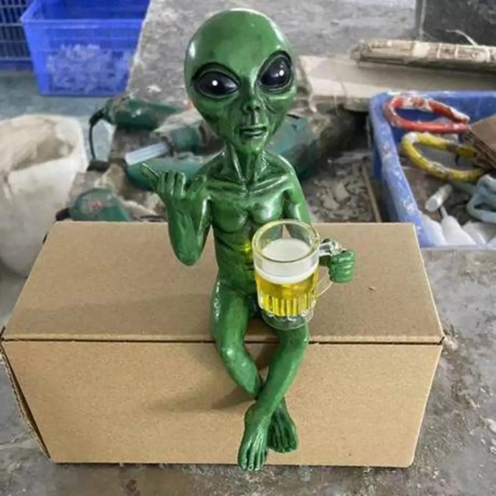 🛸🍺 “Alien Chill Vibes” Funny Alien Beer Statue – Resin Desktop & Garden Decor