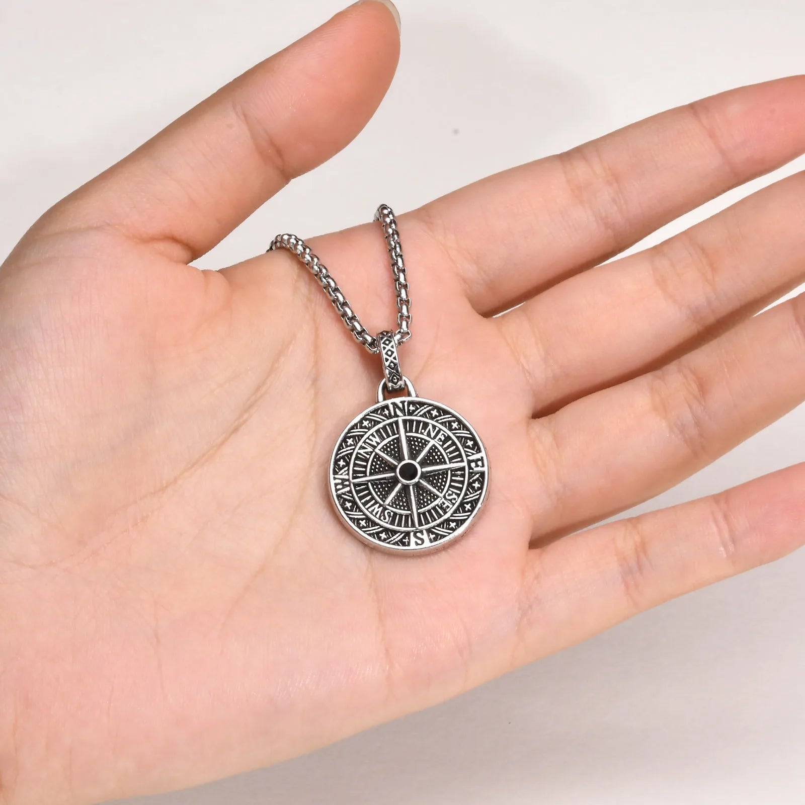 🌍✨ Compass Rose Pendant Necklace – Silver Men’s Amulet 🔗