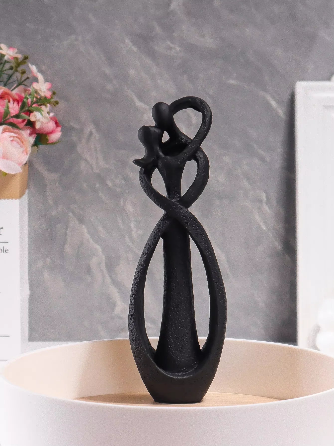 ❤️ Nordic Embracing Couple Sculpture – Modern Love Figurine