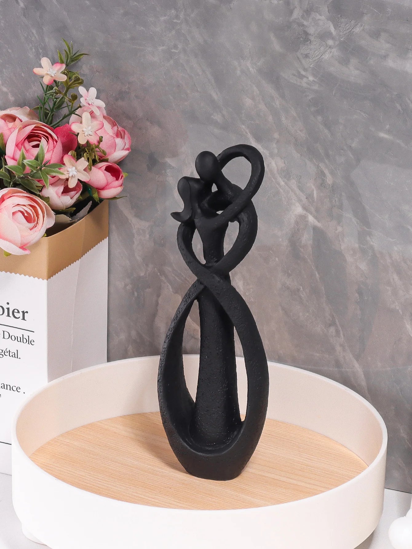❤️ Nordic Embracing Couple Sculpture – Modern Love Figurine