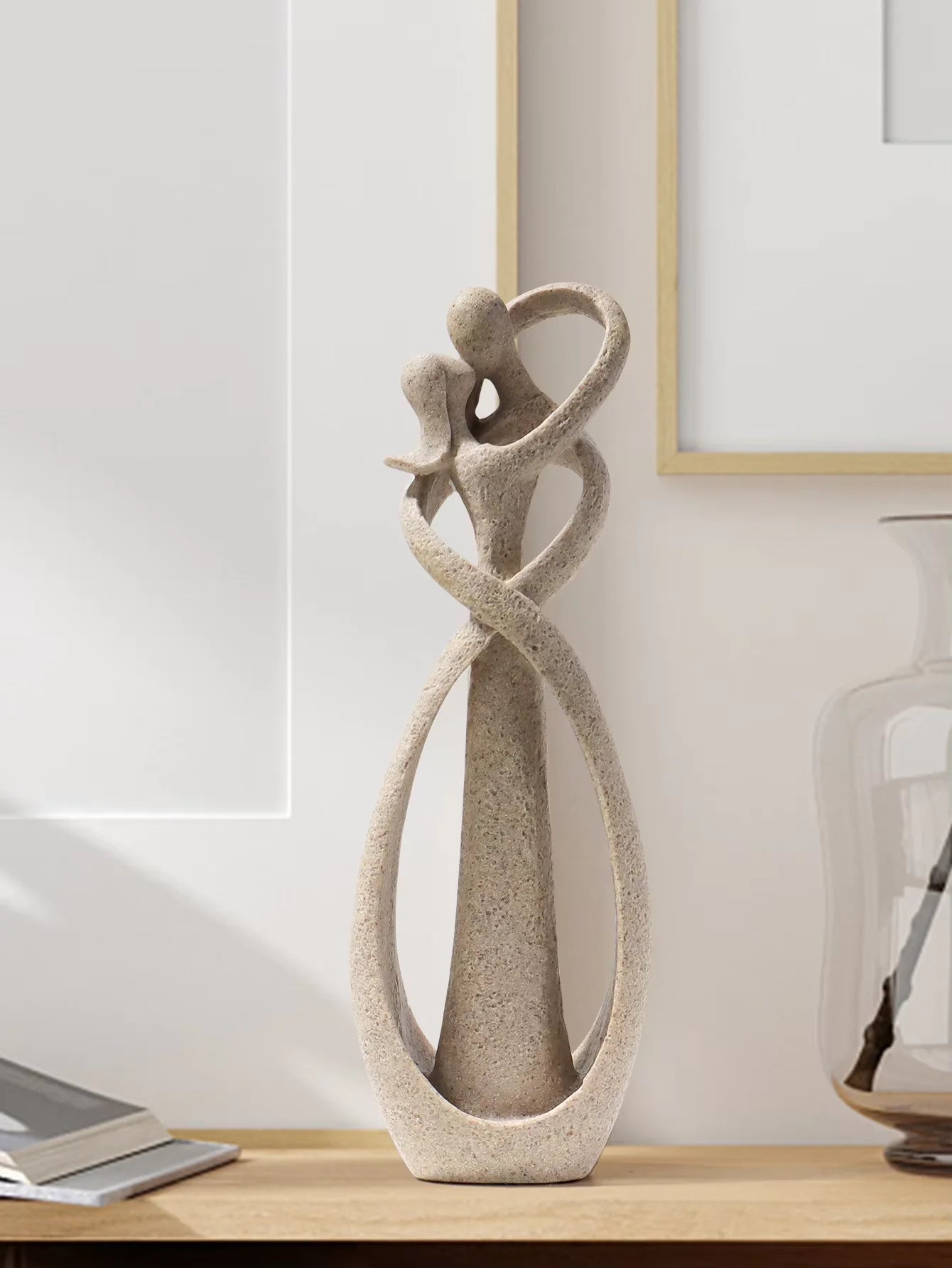 ❤️ Nordic Embracing Couple Sculpture – Modern Love Figurine